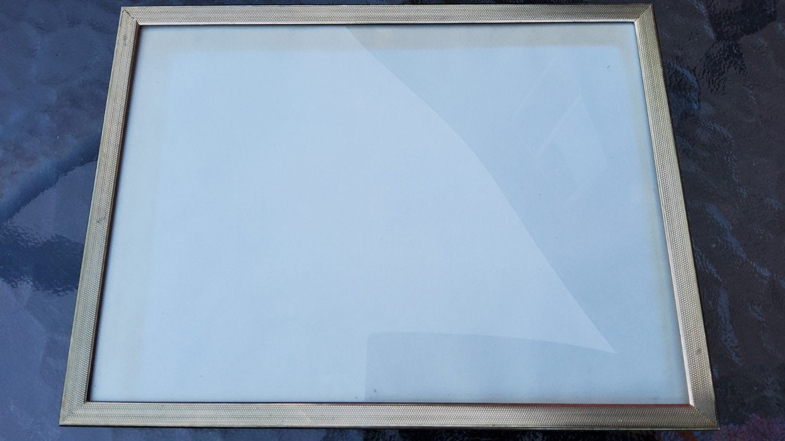 Antiek goud kleurige fotolijstje bol glas bewerkt randje., Antiek en Kunst, Ophalen of Verzenden